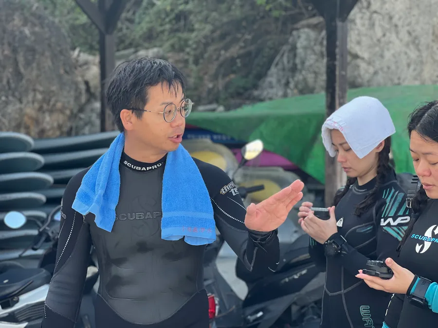 教練向學員講解導航練習