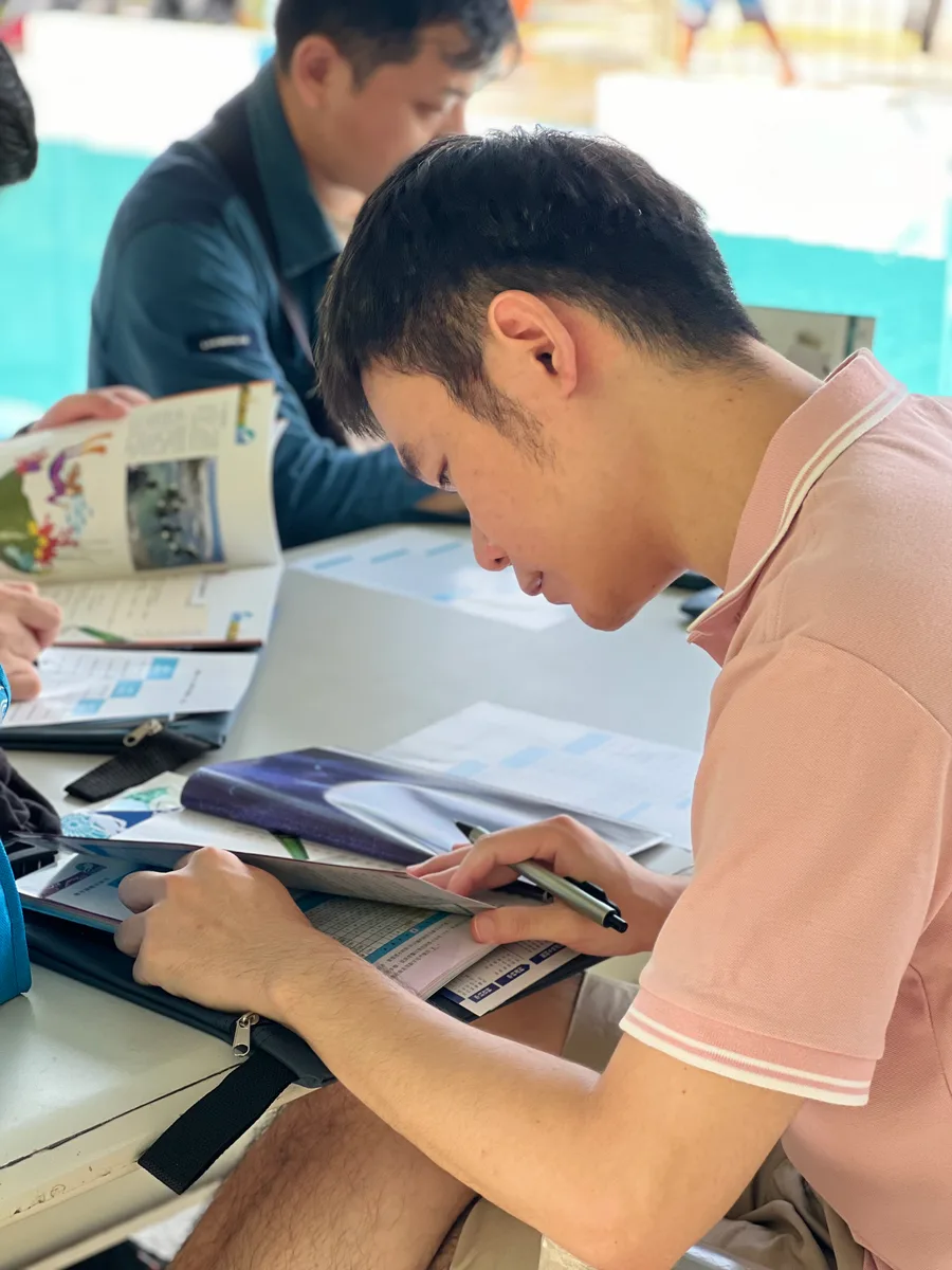 學員閱讀潛水教材並做筆記