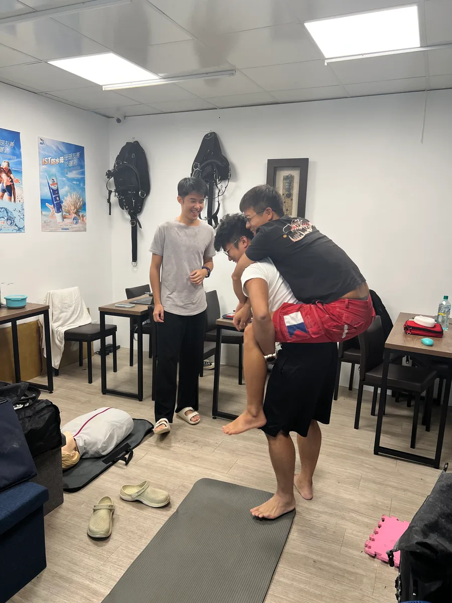 學員在室內練習搬運同伴