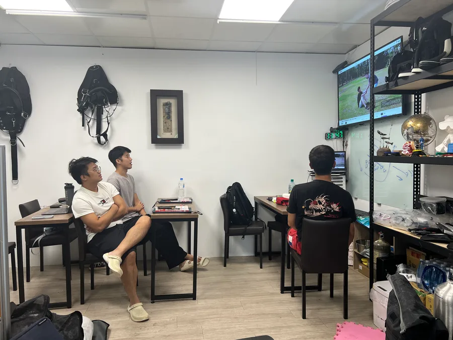 學員在教室觀看救援課程教材